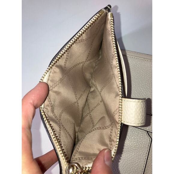 MICHAEL KORS, LARGE IVORY PEBBLED LEATHER WALLET - Picture 12 of 16